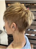 後ろ姿まで美しいショートスタイル