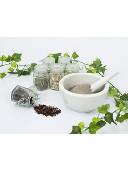 【国産ヘナ使用100％ヘナ・ジアミンを含まない最高級ヘナ取扱】髪本来の質感やツヤを大切にしています＊