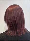 透明感あふれる艶感ワインレッドミディアムヘア