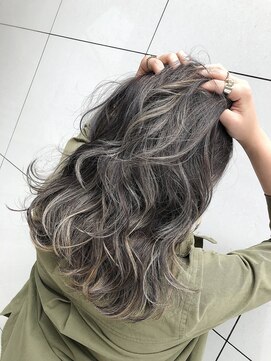 ジゼル(gisele) ホワイティーバレイヤージュ