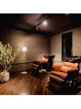 【シャンプーブース】少し照明を落として落ち着いた空間