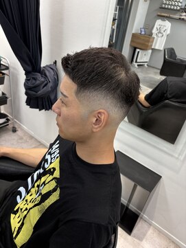 イントロバイフィーネ 渋谷(INTRO . by Fi-Ne) バーバーミドルスキンフェードクルーカットフェザーアップ