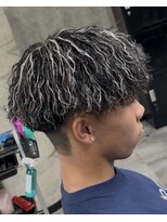 イーラ アメ村店(era)&nbsp;縦落ちツイスパ　ツイストスパイラル眉カットメンズパーマ