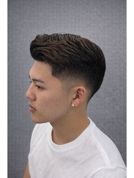 ワンワンオー バーバーショップ 長浜店(@110 BARBER SHOP) ポンパドール×ローフェードで魅せる洗練された横顔