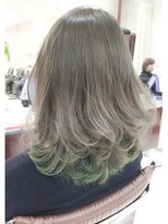 デイズ(days)&nbsp;☆アッシュグレーグラデーション☆インナーカラーグリーン