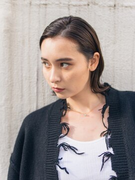 ピズムハク(PISM hak) パッツン耳かけ外ハネ小顔ボブ/アースカラー/くびれヘア