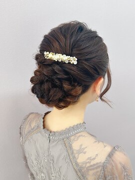 プルクラ ロッポンギ(Pulchra ROPPONGI) 下め編み込みシニヨン・アップスタイル