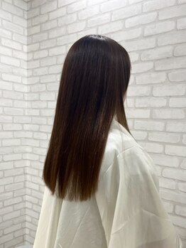 髪の修復ケアに特化し、うねり・くせ毛のお悩み解決！縮毛矯正で扱いやすく美しいストレートヘアへ。