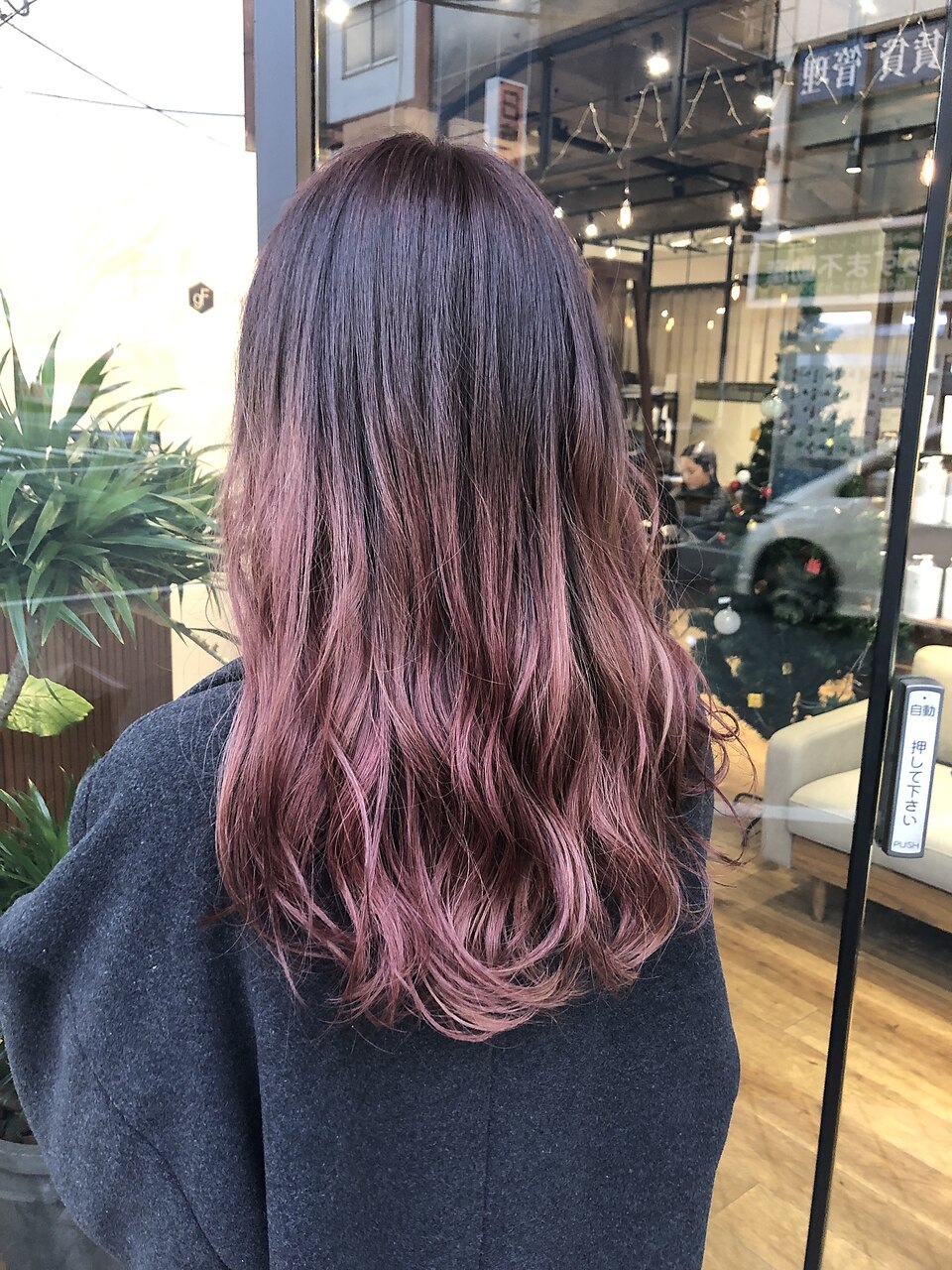 根元暗めのチェリーピンクグラデーション：L077775739｜マーク 蕨西口
