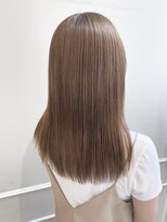 大人女子でも取り入れやすいシークレットハイライト