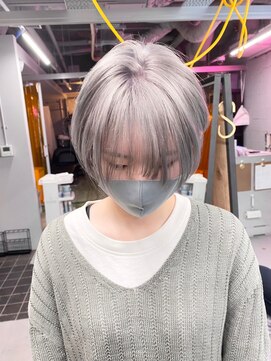 ペレ 渋谷(PELE) YU76_ホワイト×シルバー ブリーチ3回~