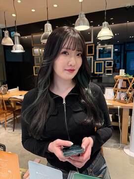 サラ 天神大名店(SARA) 【インナーグリーン】イヤリングカラー/ロング/顔まわりカット