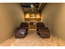 【首の負担が少ない特別なシャンプー台】