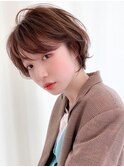 小顔効果　柔らかベージュのくびれショート