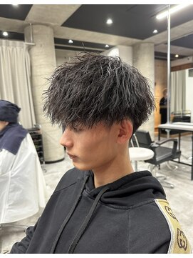 イーラ(era) 緩めツイストスパイラルパーママッシュ刈り上げツーブロック