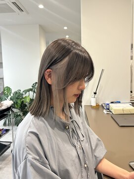 ユエン(YUEN) ダークグレー×ホワイトベージュ