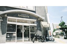 角地で大通り沿いの大きな自動ドアが特徴！