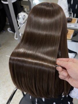 トゥエル バイ ディプティモイラ(tuelu by dipty MOILA) 艶髪ブラウンカラー