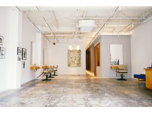 キヨイ(kiyoi)の雰囲気(アートギャラリーを併設したアットホームな広い店内*)