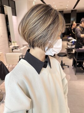 stair : case ginza7【ステアケース】 大人かわいい白髪ぼかしハイライトベージュハンサムショート