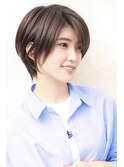 ヘルシースタイル　サイドパート　耳掛け　大人ショート