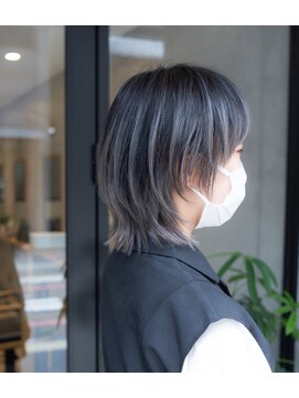 ヤイカ(YAYKA) 立体感のあるデザインカラーとウルフカット。