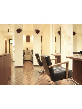 女性Stylistが大人女性の髪悩みに寄り添う少人数制SALON◇髪と頭皮に優しい商材のみ取り扱い[グレーカラー]