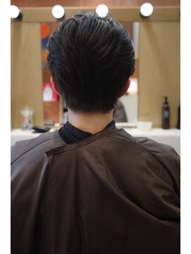 エディ(Edy) メンズセンターパートニュアンスパーマ刈り上げマッシュ