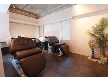 サンルーム(SUN room)の雰囲気（リラックスできるフルフラットのシャンプー台で至福のひとときを）