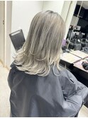 ホワイトベージュ　シャドウルーツ　レイヤーカット