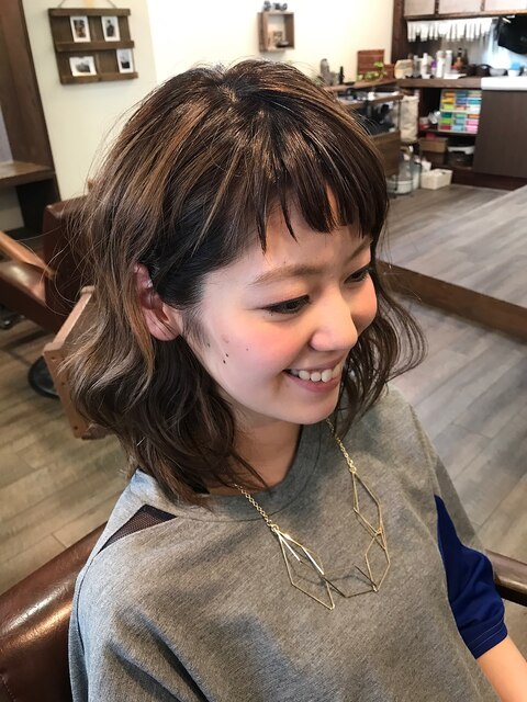 アシメバングと伸ばしかけヘアー