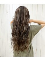 ループ(LOOP)&nbsp;ロングヘアのハイコントラストハイライト