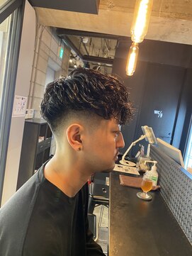 フランクスバーバー アンド ビアークラブ(FRANK'S BARBER and BEER CLUB) スペインカール　フェードカットスタイル