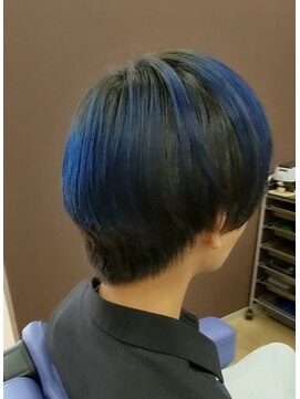 ブルブンガ(Berbunga) 【青×黒】メッシュカラーショートマッシュハイトーンカラー