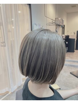 前下がりショート×グレージュハイライト