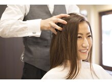 骨格診断で頭の形にあう髪型を見極めます。