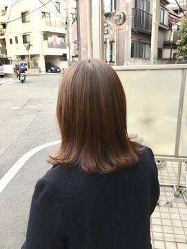 シースティア(siistia) 上品な柔らかベージュミディアムヘア。