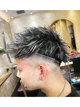 サロンリベルテ(salon Liberte) シルバーメッシュ×フェードモヒカン