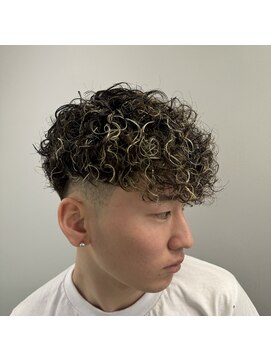 フライ 東通り店(Frei) スペインカール×金メッシュ