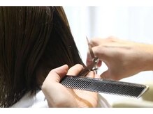 ウエットカット ～髪を留める道具を使わず全体像を見ながら頭の丸みに合わせフィットする土台を作り出す～