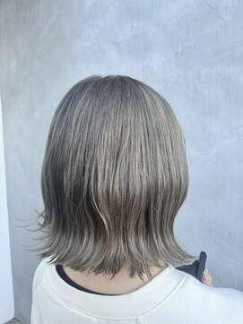 ブリオヘア(brio hair) スモークグレージュ×外はねボブ