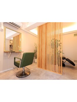 ナチュラルモダン・シンプル×木の温かみが魅力の大人の隠れ家的サロン。落ち着いた空間でリフレッシュ！