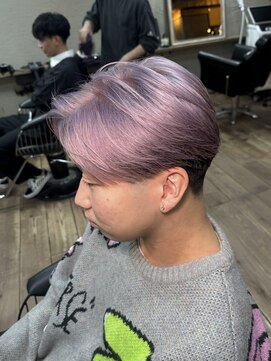 ブリーチ2回ホワイトピンク　テーパーフェードセンターパート