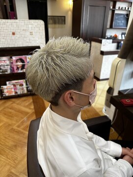 ウェルズ グランデ 奈良店(Well's GRANDE) ハイトーンのアップバングショート
