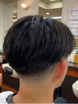 メンズ美容室 タカミ テーパーフェード　センターパート