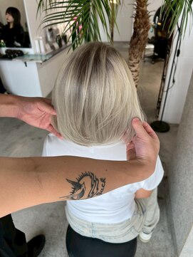 キング 心斎橋店(K!ng) ハイライトカラーミルクティーベージュレイヤーカット