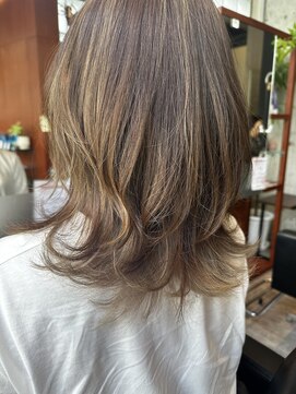 ロンド(Le Rond) ハイライト/ヘーゼルグレージュ/白髪ぼかし/外ハネ/レイヤー