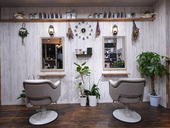 クロス(cRoss)の写真/カラー剤・縮毛矯正を厳選し、お好みのカラーや髪と頭皮に優しい施術ができるサロン。