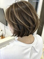 アイビー(Ivy)&nbsp;白髪ぼかしハイライト　エアリー感のある大人ボブ