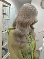 ハチ(HACHI)&nbsp;明るめくすみベージュで、ホワイトカラー